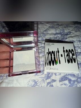 About-Face Light Lock Powder Highlighter — Iridescent White